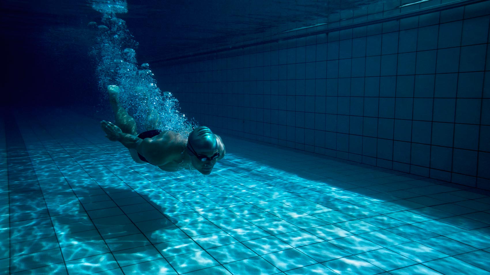 Fit swimmer training by himself Premium Photo